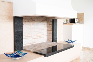 Fridge, coffee/tea maker