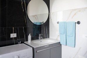 Regadera, secadora de cabello, toallas 