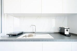 ثلاجة، موقد طهي مسطح، ماكينة لصنع القهوة/الشاي، مستلزمات طهي/أطباق/أوعية