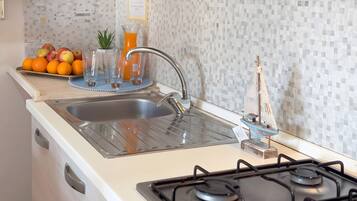 Kühlschrank, Ofen, Herdplatte, Kochgeschirr/Geschirr/Besteck