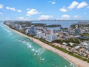 بالقرب من الشاطئ