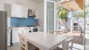 Fridge, oven, stovetop, coffee/tea maker