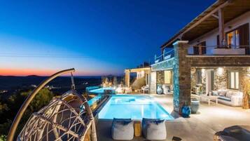 Alberca al aire libre y alberca climatizada