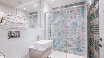 Douche, sèche-cheveux, serviettes fournies, savon