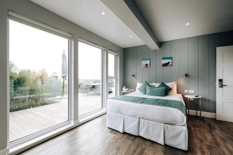 3 bedrooms, iron/ironing board, WiFi, bed sheets. Cliff Cottage - Luxurious Seaview Retreat