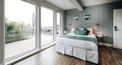 Cliff Cottage - Luxurious Seaview Retreat