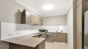 Een moderne keuken met een centraal eiland, inbouwapparatuur en een strak, minimalistisch design.