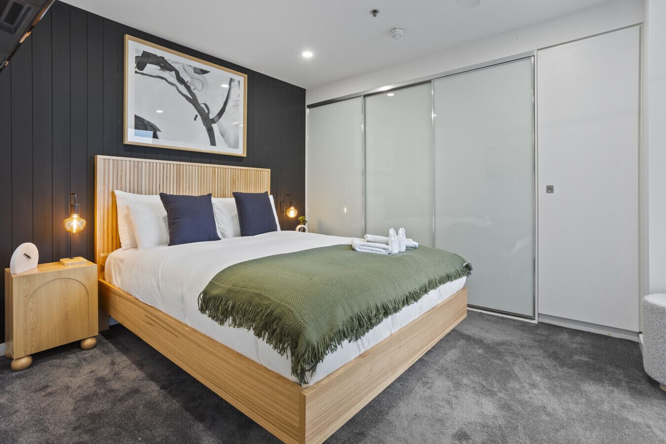 2 bedrooms, desk, iron/ironing board, WiFi