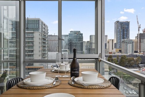 The Urban Glasshouse | Lvl 12, 2 Bed, Lap Pool, Spa, Sauna (444689)