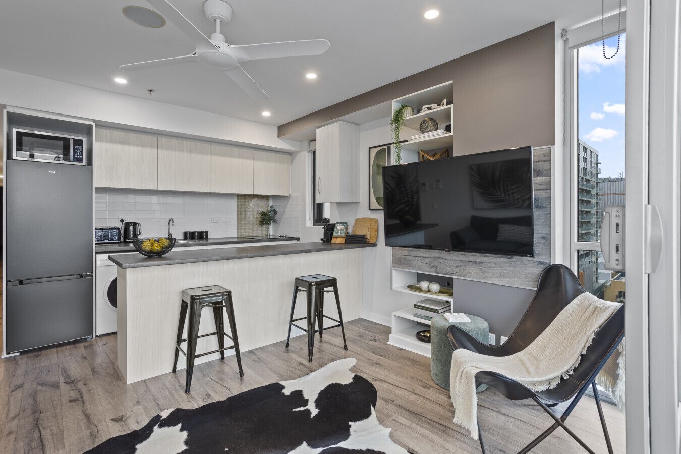 Réfrigérateur, micro-ondes, four, plaque de cuisson