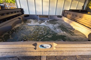 Outdoor spa tub - Tranquil Modern 3BR 8 Sleeps Retreat Sauna/Hot Tub/Gym/Game Corporate/Family (Farmers Branch)