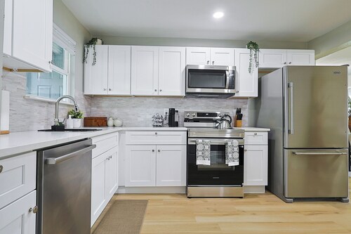 Tranquil Modern 3BR 8 Sleeps Retreat Sauna/Hot Tub/Gym/Game Corporate/Family