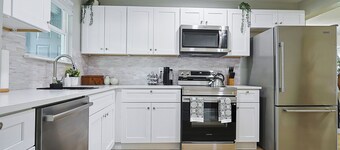 Tranquil Modern 3BR 8 Sleeps Retreat Sauna/Hot Tub/Gym/Game Corporate/Family