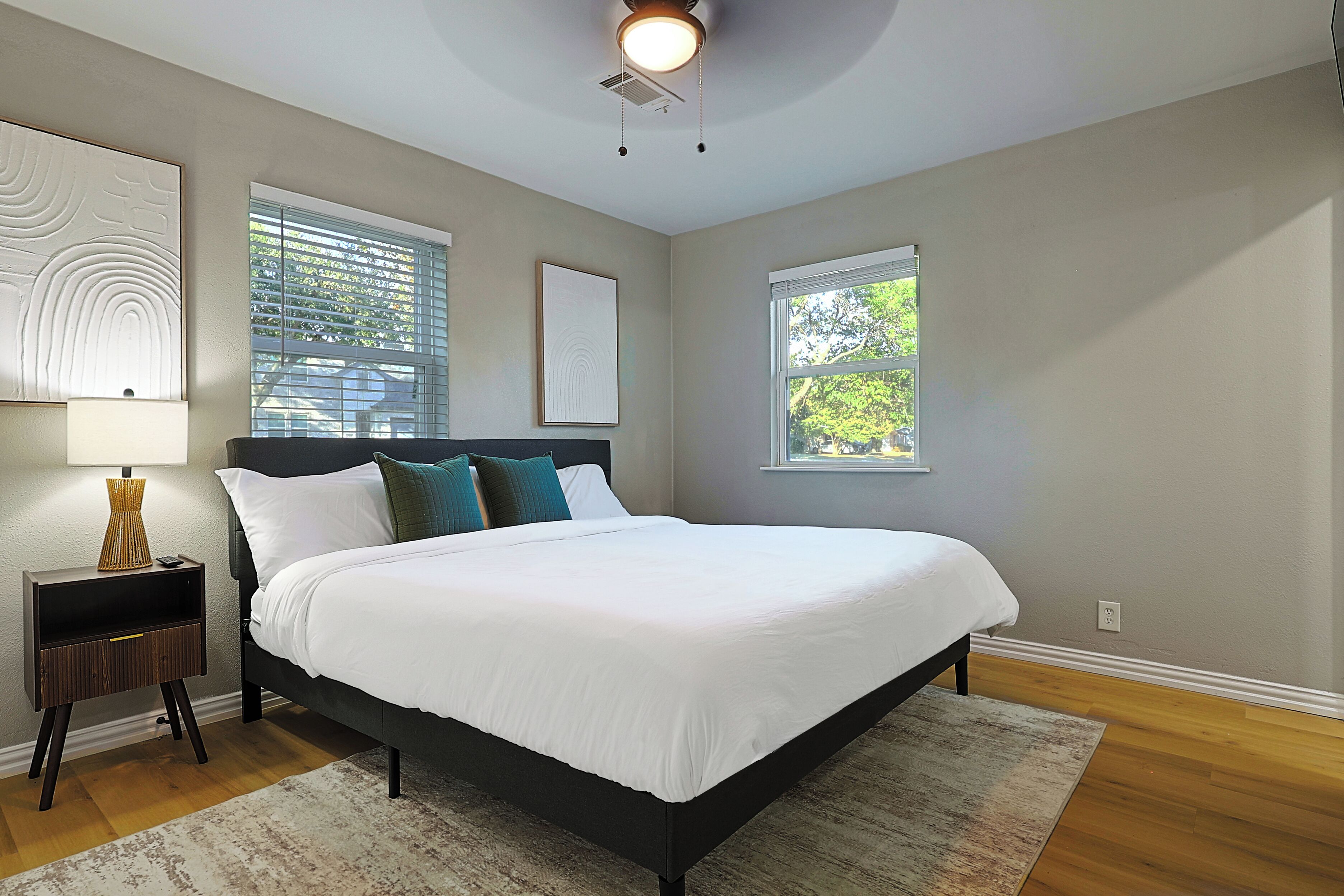 3 bedrooms, iron/ironing board, WiFi, bed sheets