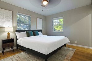 3 habitaciones, tabla de planchar con plancha, wifi y ropa de cama 