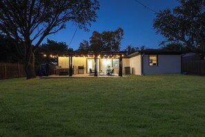 Exterior - Tranquil Modern 3BR 8 Sleeps Retreat Sauna/Hot Tub/Gym/Game Corporate/Family (Farmers Branch)