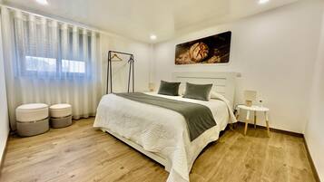 Escritorio, cuna de viaje, wifi gratis y ropa de cama