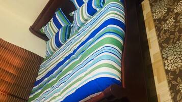 2 bedrooms, iron/ironing board, WiFi