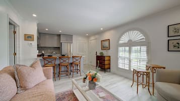 Condo, Air conditioning, Beachside | Living area