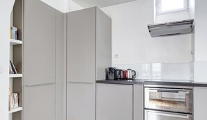 Refrigerador, microondas, parrilla de estufa y cafetera y tetera 