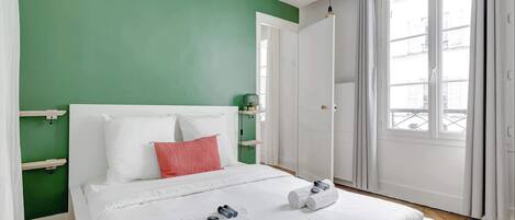 Bügeleisen/Bügelbrett, Reisekinderbett, Bettwäsche