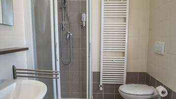 Regadera, secadora de cabello, bidet, toallas