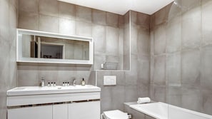 Regadera, amenidades de baño gratuitas, secadora de cabello, toallas