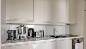 Kühlschrank, Mikrowelle, Herdplatte, Wasserkocher mit Kaffee-/Teezubehör