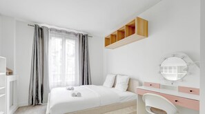 3 chambres, bureau, fer et planche à repasser, lit parapluie