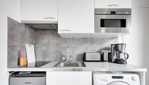 Fridge, microwave, stovetop, coffee/tea maker - BM Vieille du Temple - Cosy 2P (Paris)