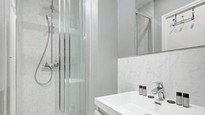 Dusche, Haartrockner, Handtücher, Shampoo