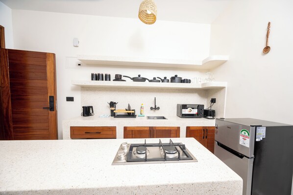 Een microgolfoven, een kookplaat, een vaatwasser