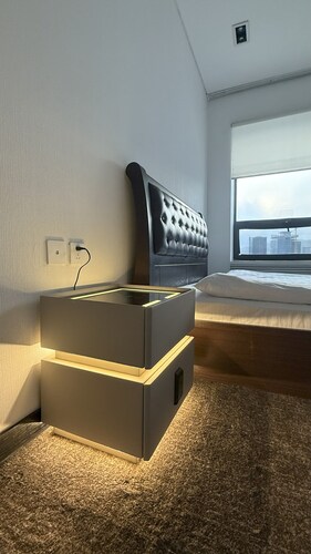 Executive 2 bedroom apartment-king size bed in the center of city