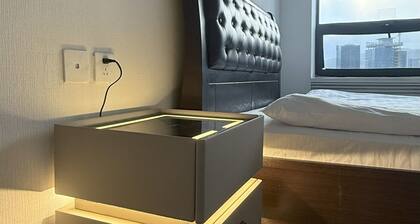 Executive 2 bedroom apartment-king size bed in the center of city