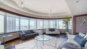 Deluxe Apartment, 4 Bedrooms, Non Smoking, Marina View | Living area