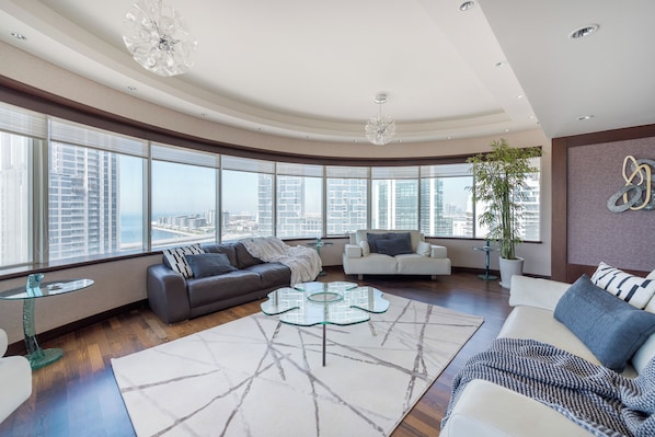 Departamento Deluxe, 4 habitaciones, para no fumadores, vista a la marina | Área de sala de estar | Smart TV de 55 pulgadas con canales por cable y servicios de streaming 