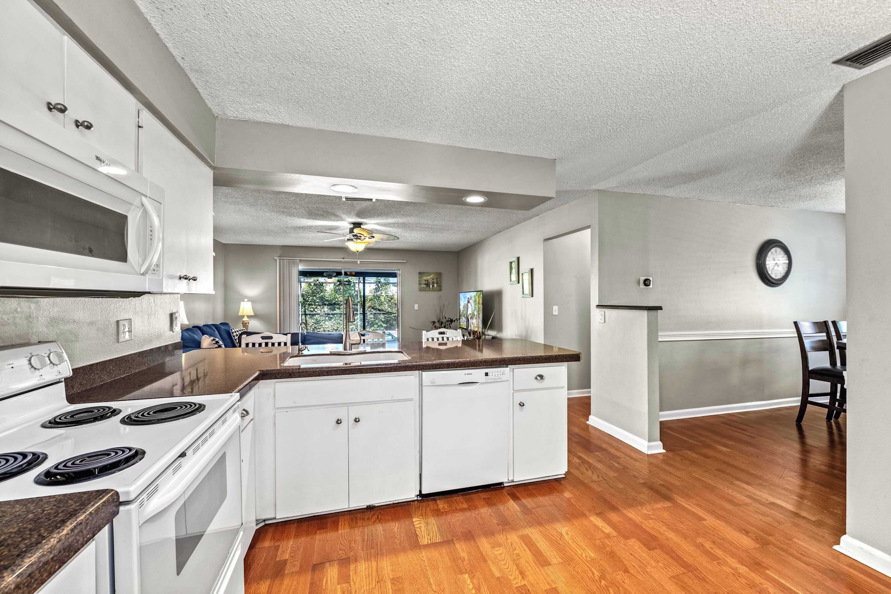 Réfrigérateur, four à micro-ondes, un four, surface de cuisson