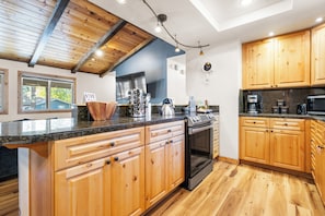 Kjøleskap, ovn, kokeplater og oppvaskmaskin