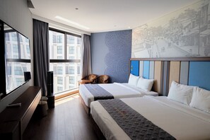 Habitación familiar, vistas al mar | Caja fuerte, sistema de insonorización, tabla de planchar con plancha