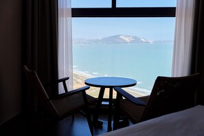 خزنة داخل الغرفة وتجهيزات عازلة للصوت ومكواة/لوح كي وواي فاي مجانًا