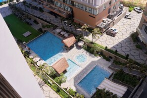 Quarto duplo luxo, vista para a piscina | Cofres nos quartos, quartos à prova de som