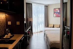 Habitación triple Deluxe, vistas al mar | Cocina privada