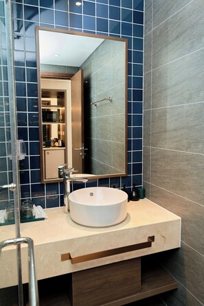 Habitación Deluxe con 2 camas individuales, vistas al mar | Baño | Zapatillas