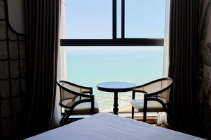 Quarto família, vista para o mar | Área de estar | TV