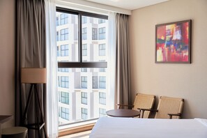 Habitación triple Deluxe, vistas al mar | Zona de estar