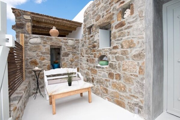 Terrace/patio - Deluxe Suite with Private Outdoor Pool (Mykonos)