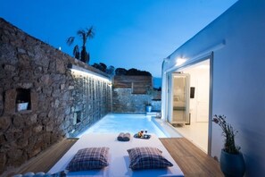 Een buitenzwembad en een verwarmd zwembad