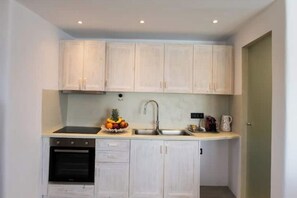 Fridge, oven, stovetop, coffee/tea maker