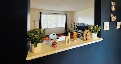 Cozy 4BR home - Free Parking - 5 mins to West Edmonton Mall