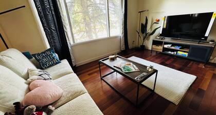 Cozy 4BR home - Free Parking - 5 mins to West Edmonton Mall